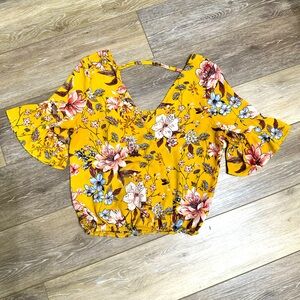 🛍️ cute floral crop top with excellent condition.